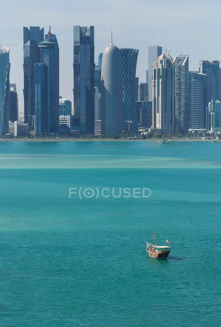 Innenstadt von Doha über Wasser, Doha, Katar — Stockfoto