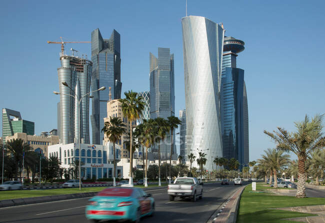Дорога і хмарочоси в центрі міста Доха, Катар. — стокове фото