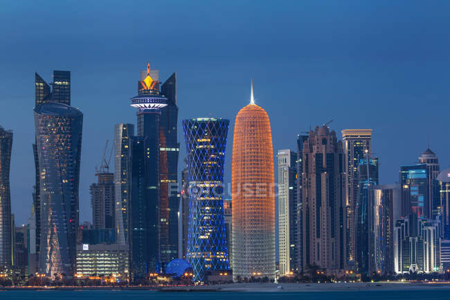 Небоскрёбы в центре Дохи ночью, Катар — стоковое фото