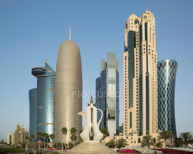 Футуристические небоскребы и гигантский кофейник (далла) скульптуры в центре Дохи, Катар — стоковое фото