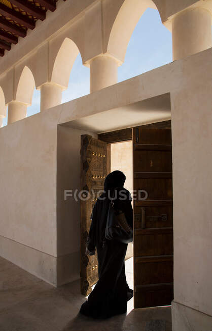 Arab woman exiting a Mosque, Doha, Qatar — Stock Photo