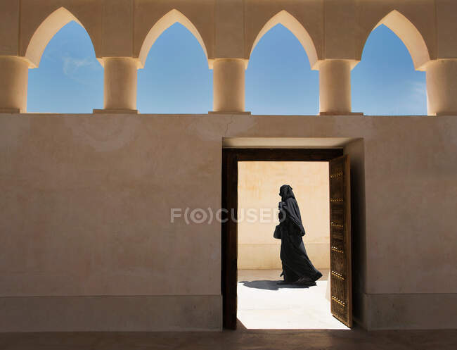 Femme arabe sortant d'une mosquée, Doha, Qatar — Photo de stock