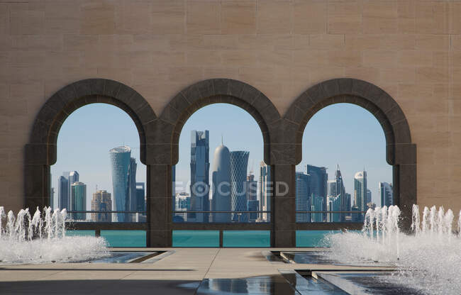 Skyline desde el Museo de Arte Islámico, Doha, Qatar - foto de stock