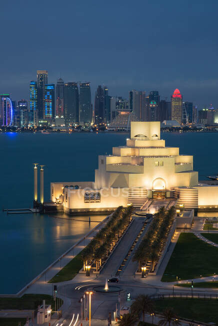 Skyline e o Museu de Arte Islâmica em Doha, Qatar — Fotografia de Stock