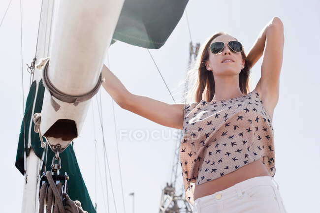 Женщина на яхте с рукой в волосах — стоковое фото