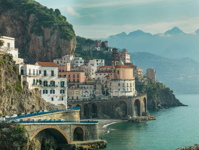 El pueblo de Atrani, en la costa de Amalfi, Campania, Italia - foto de stock
