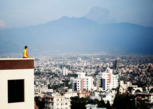 Novizenmönch und Stadtbild, Swayambhu, Kathmandu, Nepal — Stockfoto