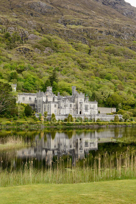 Benediktinerkloster Kylemore Abbey, Connemara, County Galway, Irland — Stockfoto