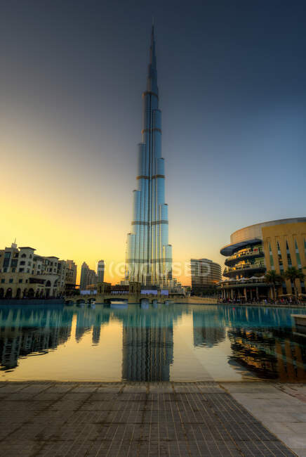 Der Burj Khalifa reflektiert die verschiedenen Schattierungen des Himmels in der Dämmerung, Dubai — Stockfoto