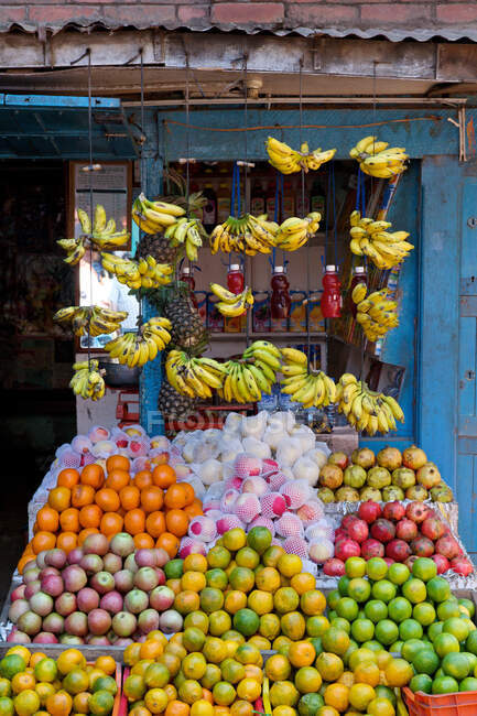 Cabane à fruits, Katmandou, Népal — Photo de stock