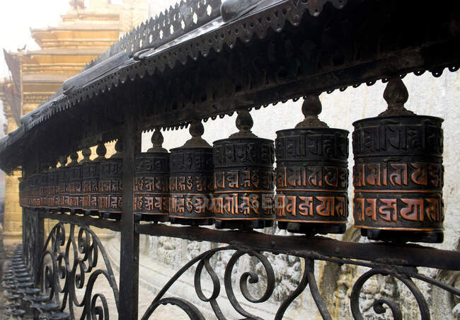 Ruedas de oración, Templo de Swoyambhu, Katmandú, Nepal - foto de stock