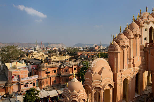 Vista sobre la cima del Hawa Mahal Palacio de los Vientos en Jaipur, Rajastán, India - foto de stock