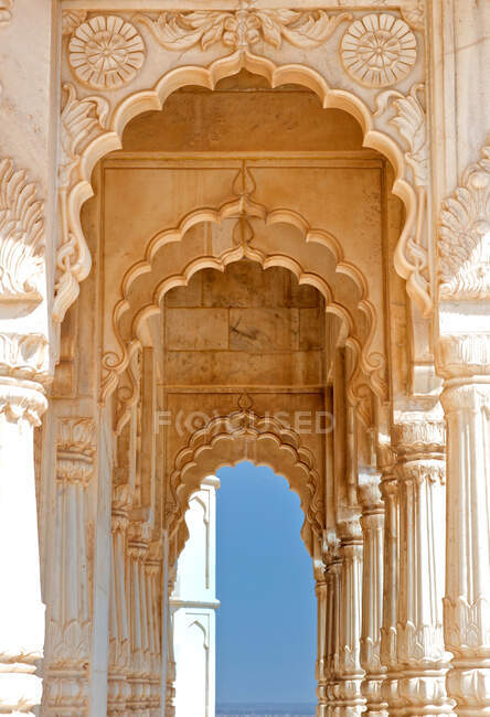 Archway in Jaswant Thada near Fabangarh Fort, Jodhpur, Rajastan, India — стоковое фото