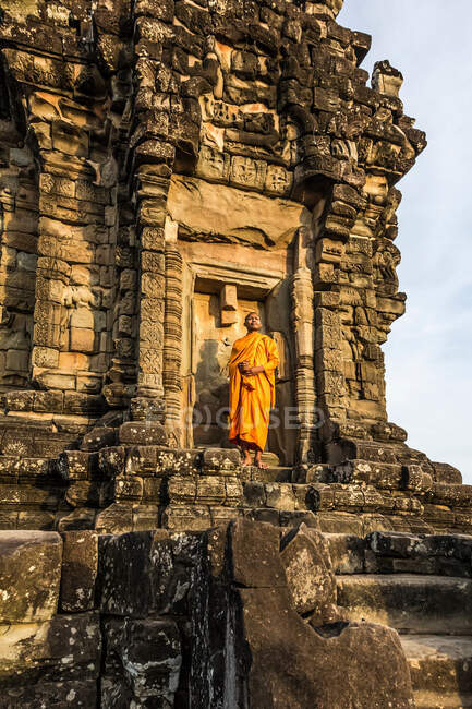 Monk, rovine del Tempio di Bakong (parte del Gruppo Roluos dei templi indù pre-angoriani), Bakong, Cambogia — Foto stock