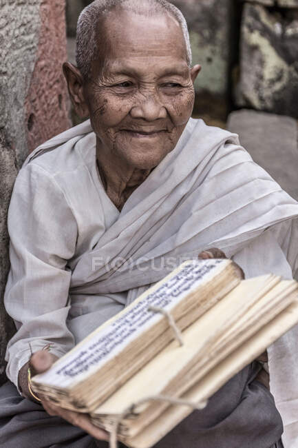 Devoto monja adivino, diciendo fortunas en el Templo Preah Khan, Angkor, Camboya - foto de stock