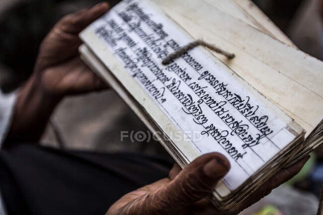 Devotee nun soothsayer, telling fortunes at Preah Khan Temple, Angkor, Cambodia — Stock Photo