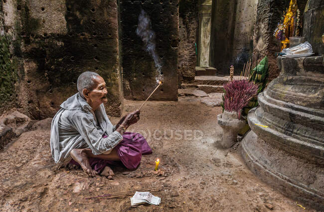 Devotee Nonne, zündet Weihrauch an und betet am Preah Khan Tempel, Angkor, Kambodscha — Stockfoto