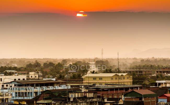 Puesta de sol sobre Battambang City, Camboya - foto de stock