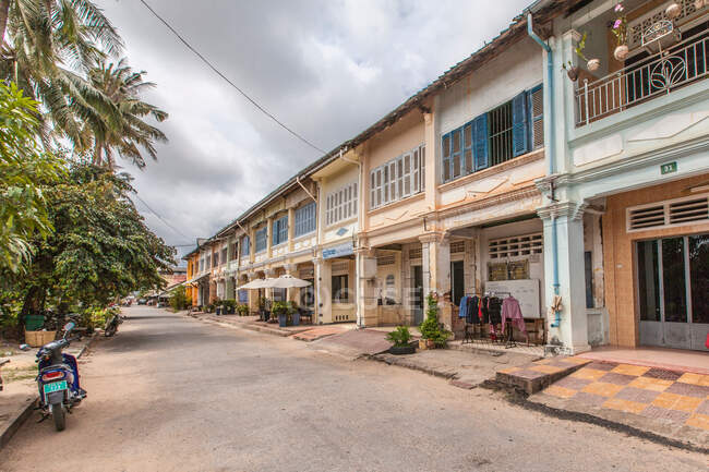 Street of French colonial buildings, Kampot, Cambodia — Stock Photo