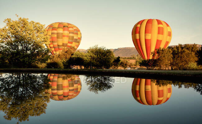 Гарячі повітряні кулі, річка Магалія (ПАР). — стокове фото