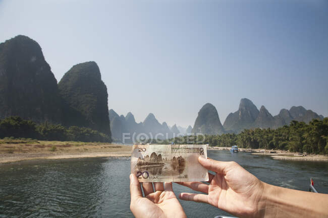 Paisaje del río Li mostrado en la parte posterior del billete de 20 Yuan, entre Xingping y Yucun en el río Li, Guilin, China - foto de stock