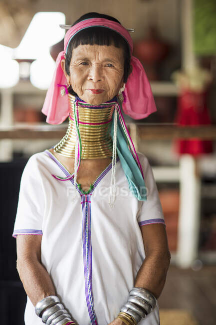 Retrato de mujer madura vestida con ropa tradicional, lago Inle, Birmania - foto de stock