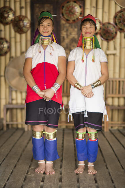 Portrait de deux femmes vêtues de vêtements traditionnels, lac Inle, Birmanie — Photo de stock