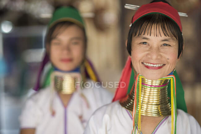 Retrato de dos mujeres en ropa tradicional, Lago Inle, Birmania - foto de stock
