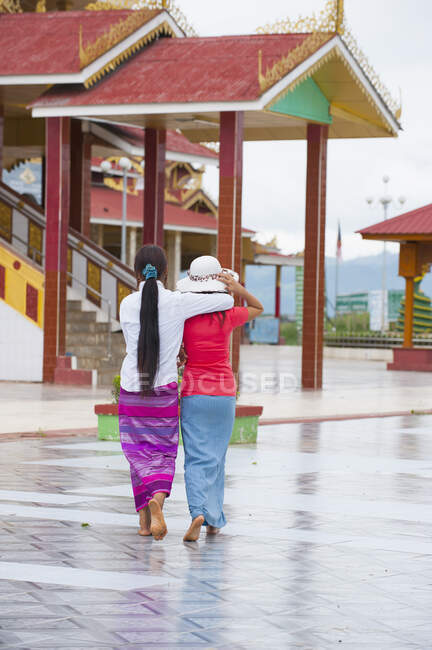 Due donne che camminano, lago Inle, Birmania — Foto stock