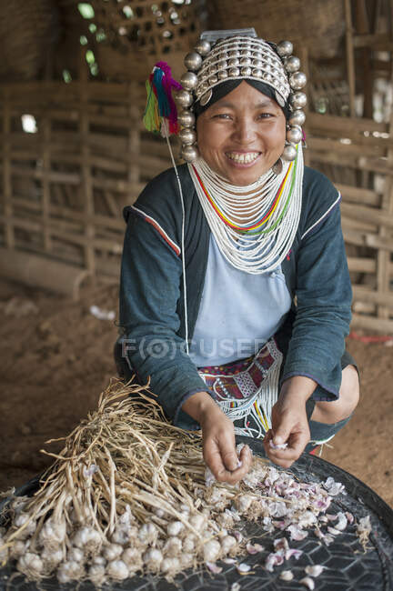 Mujer en la tribu Ahkha durante la cosecha de ajo, estado de Shan, Keng Tung, Birmania - foto de stock