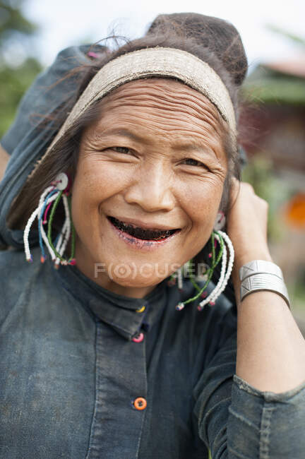 Портрет улыбающейся пожилой женщины, Шанское государство, Кенг Тун, Бирма — стоковое фото