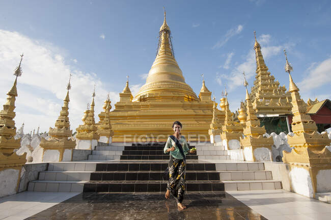 Mujer joven en Sanda muni pagoda, Mandalay, Birmania - foto de stock