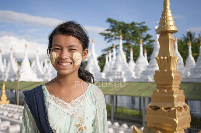 Jeune femme avec peinture sur le visage, pagode Sanda muni, Mandalay, Birmanie — Photo de stock