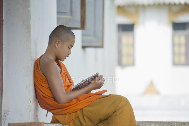 Lectura de monjes, Estado de Shan, Kengtung, Birmania - foto de stock