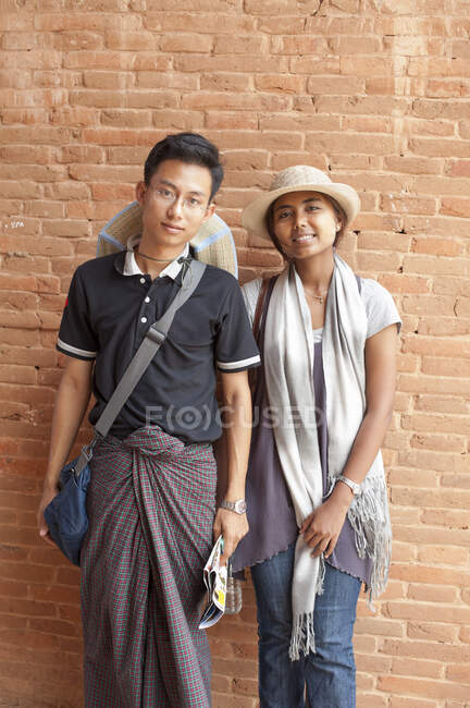 Портрет молодой пары по кирпичной стене, Баган, Бирма — стоковое фото
