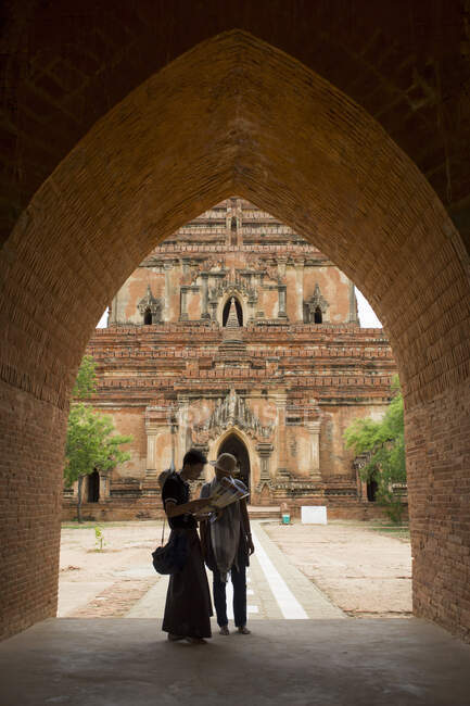 Coppia giovane sotto l'arco, Bagan, Birmania — Foto stock