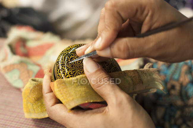 Woman making lacquerware pot, Bagan, Myanmar — Stock Photo