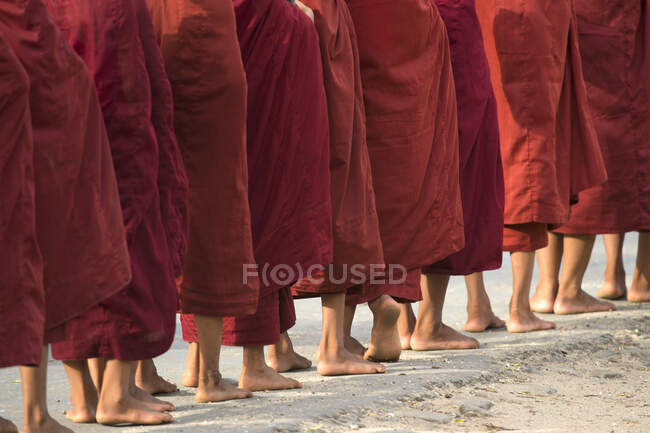 Pies de jóvenes monjes budistas, Bagan, Myanmar - foto de stock