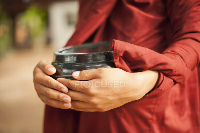 Giovane monaco buddista che raccoglie elemosine, Bagan, Myanmar — Foto stock