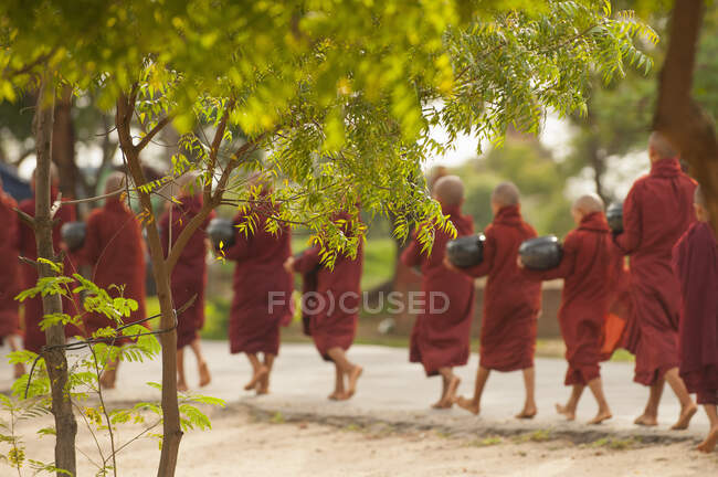 Jeunes moines bouddhistes rassemblant l'aumône, Bagan, Myanmar — Photo de stock