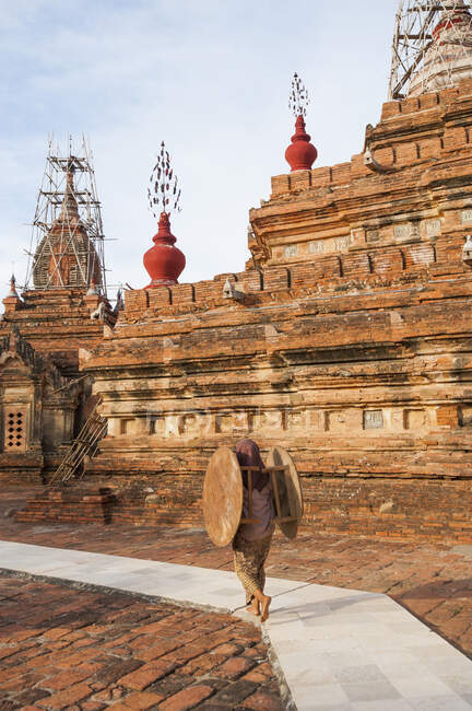 Persona que lleva mesas, Bagan, Myanmar - foto de stock