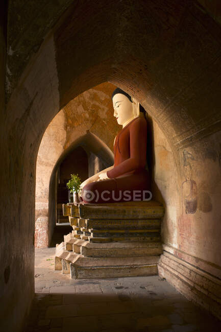 Estatua de Buda, Bagan, Myanmar - foto de stock