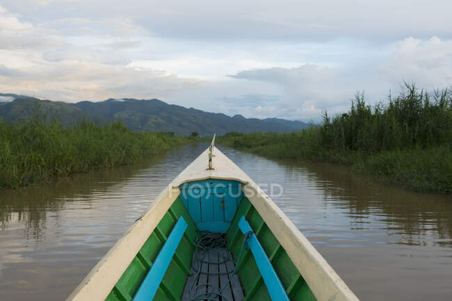Barco en el lago Inle, estado de Shan, Myanmar - foto de stock