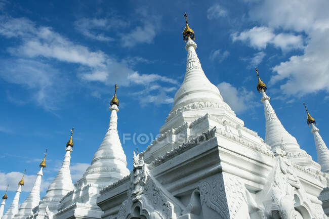 Estupas blancas, Pagoda Kuthodaw, Mandalay, Myanmar - foto de stock