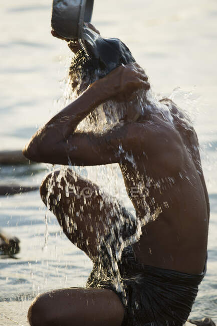 Людина миє в річці, Мандалай, М 