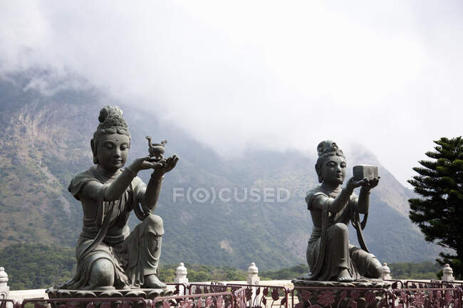 Statuen mit Geschenken an den Tian Tan Buddha, Ngong Ping, Insel Lantau, China, Asien — Stockfoto