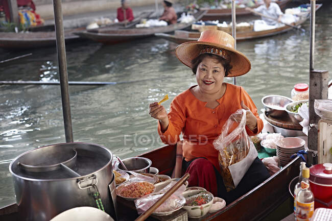 Portrait de femme mûre titulaire d'un décrochage du marché, Damnoen Saduak Floating Market, Thaïlande — Photo de stock