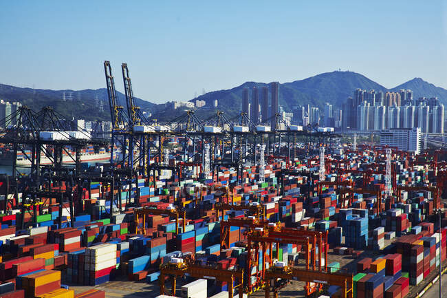 Vista del puerto de contenedores, Hong Kong, China - foto de stock