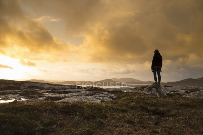 Mann steht in Barra, Hebriden — Stockfoto