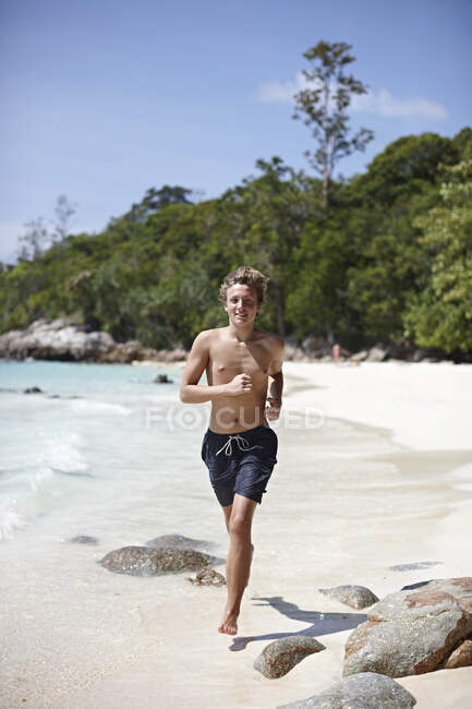 Молодий чоловік біжить берегом міста Кох - Ліп (Таїланд). — стокове фото